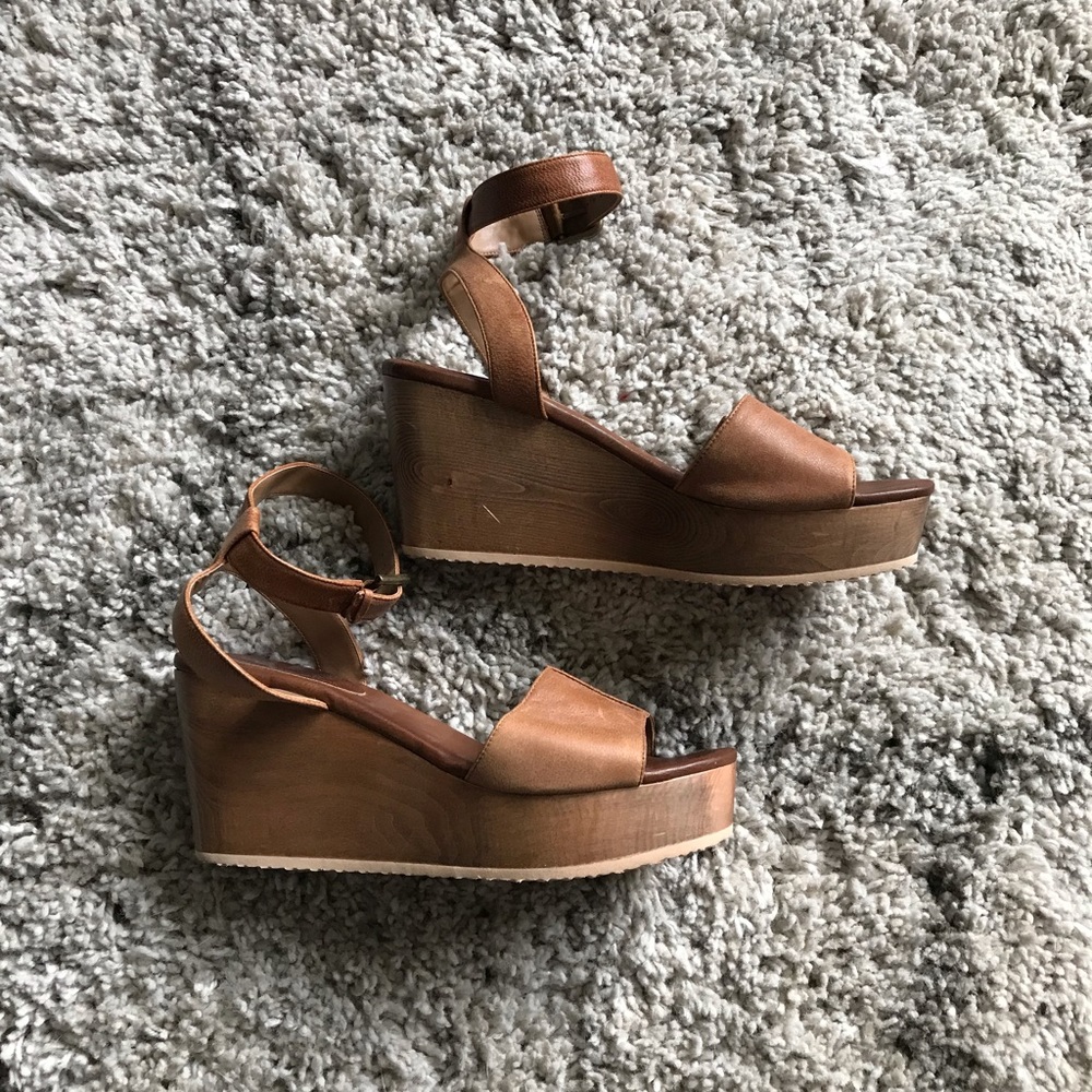Hinge “Aimee” Wooden Platform Sandal